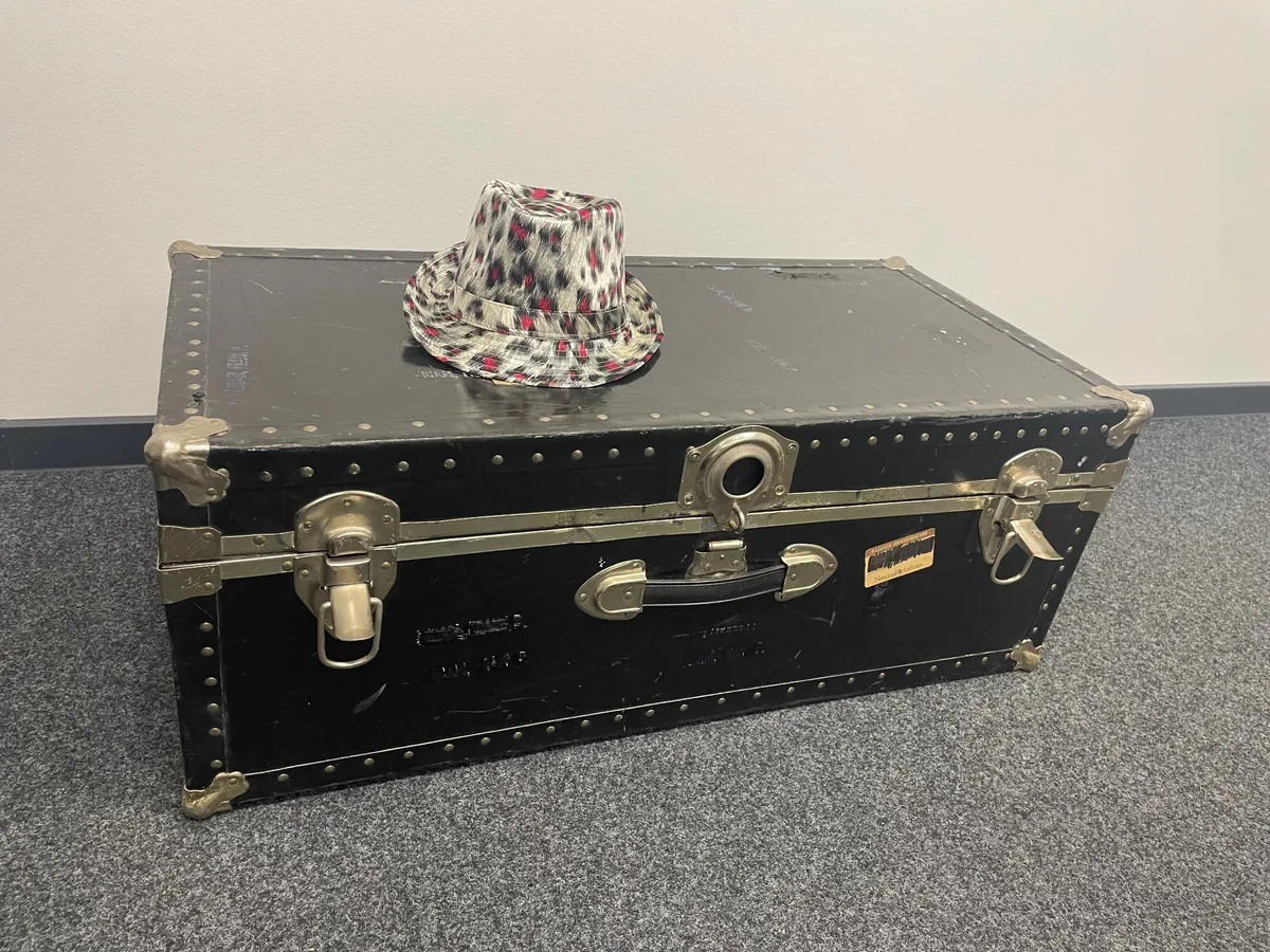 Schwarzer Requisiten-Koffer mit Hut